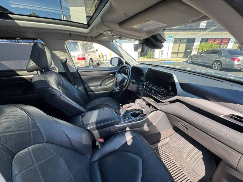 2023 Toyota Highlander Hybrid Platinum