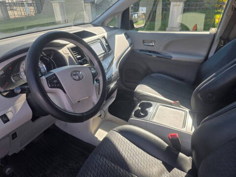 2013 Toyota Sienna SE 8-Passenger