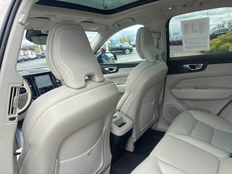 2023 Volvo XC60 B5 Plus Dark Theme