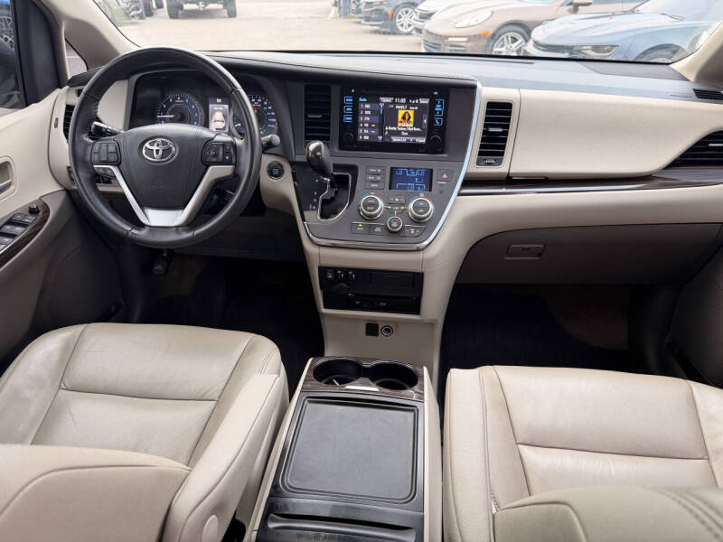 2017 Toyota Sienna XLE Premium 8-Passenger