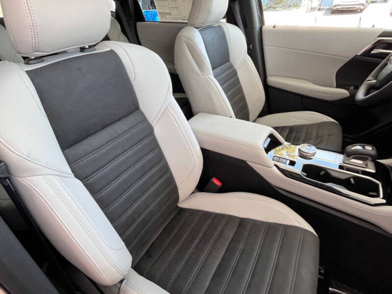 2025 Mitsubishi Outlander SE