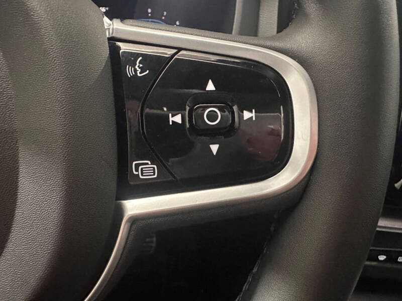 2022 Volvo XC60 B6 R-Design