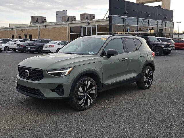 2023 Volvo XC40 B5 Plus Dark Theme