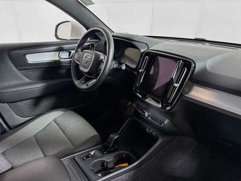 2025 Volvo XC40 B5 Core Bright Theme