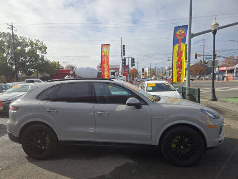 2022 Porsche Cayenne E-Hybrid Platinum Edition