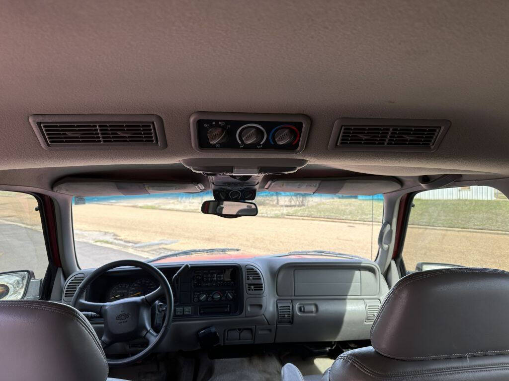 1998 Chevrolet Suburban 29