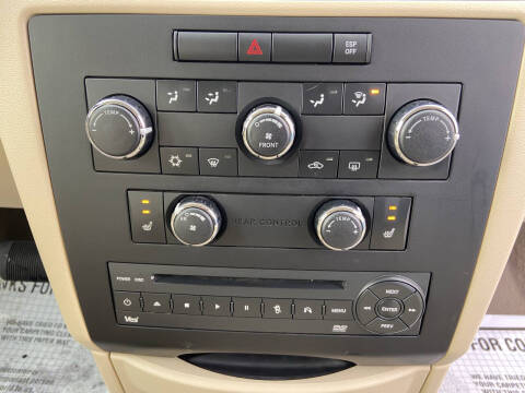 2010 Volkswagen Routan SE