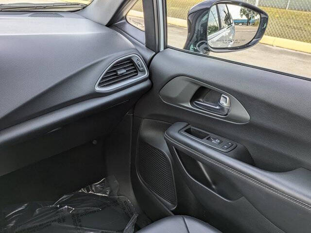 2025 Chrysler Voyager LX