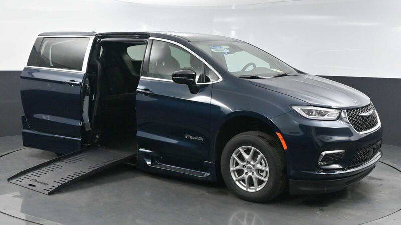 2025 Chrysler Pacifica Select's photo