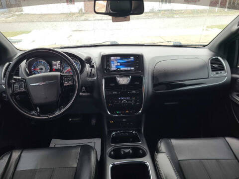 2014 Chrysler Town and Country S