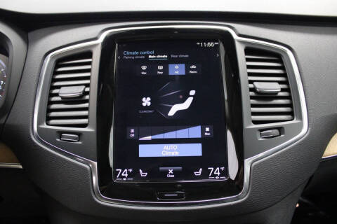 2022 Volvo XC90 T6 Momentum 6-Passenger