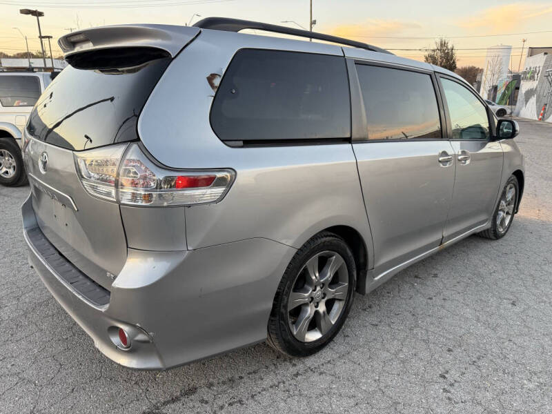 2014 Toyota Sienna SE 8-Passenger