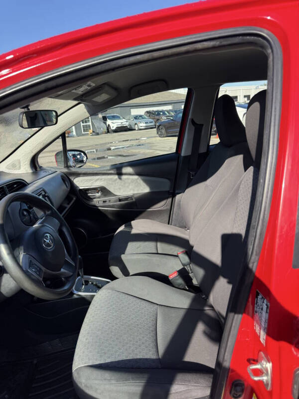 2016 Toyota Yaris 5-Door LE