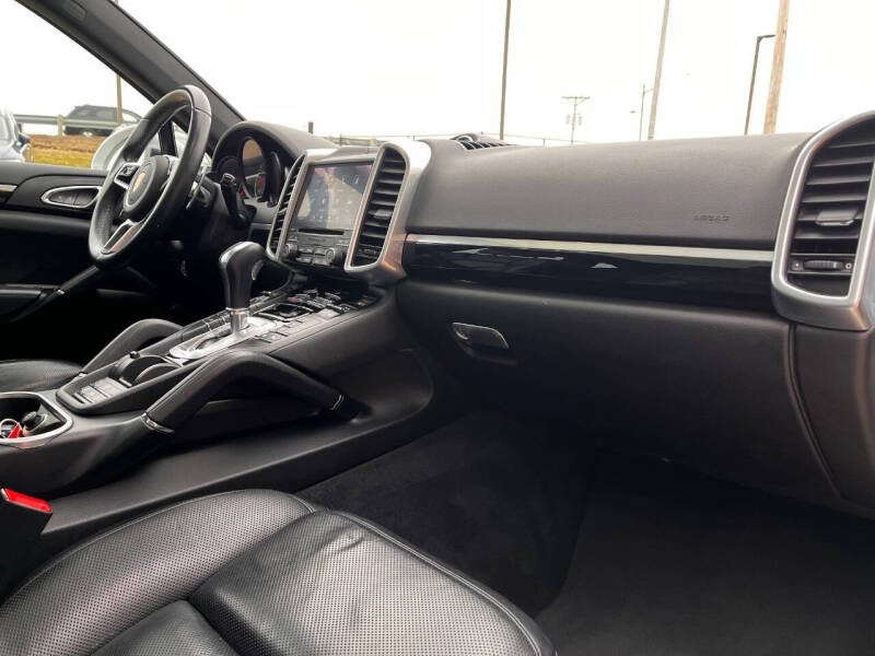 2017 Porsche Cayenne Platinum Edition