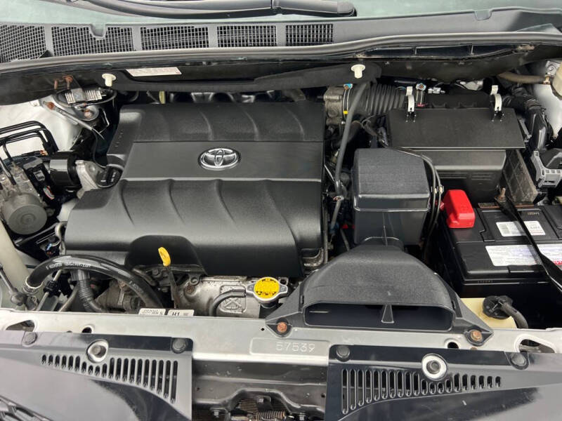 2013 Toyota Sienna SE 8-Passenger