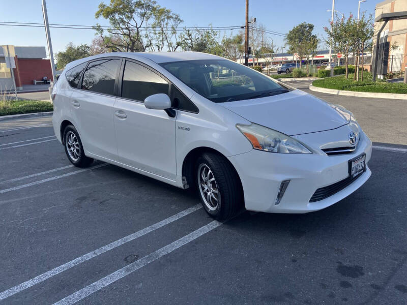 2014 Toyota Prius v Five
