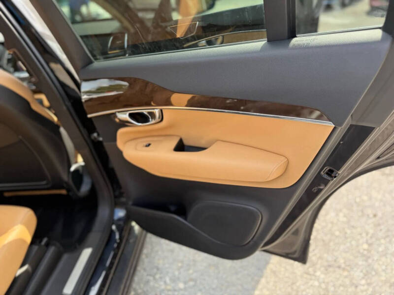 2016 Volvo XC90 T6 Momentum