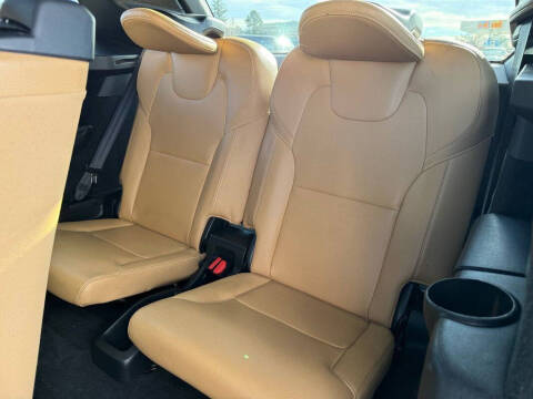 2016 Volvo XC90 T6 Momentum