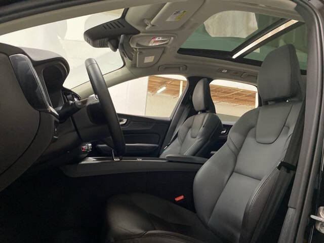 2025 Volvo XC60 B5 Plus Dark Theme