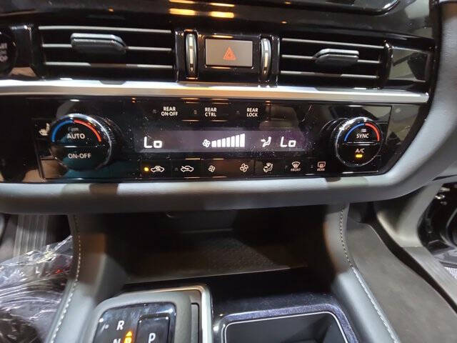 2025 Nissan Pathfinder SV