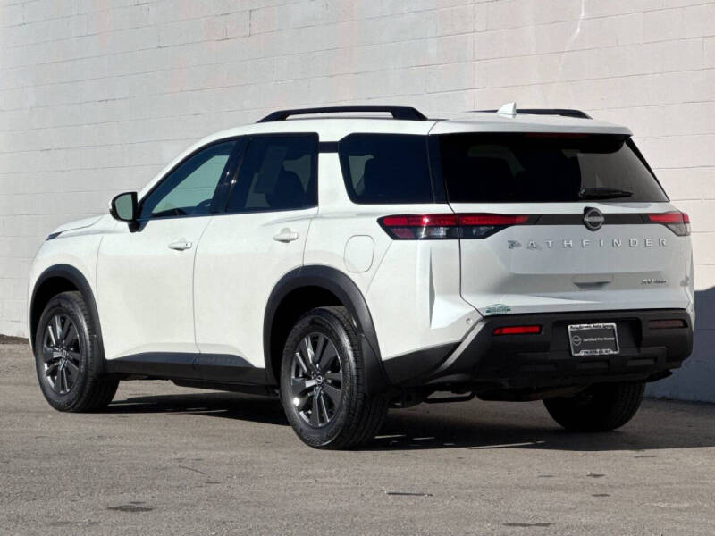 2024 Nissan Pathfinder SV