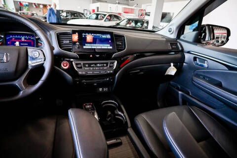 2022 Honda Pilot Touring w/Rear Captain's Chairs