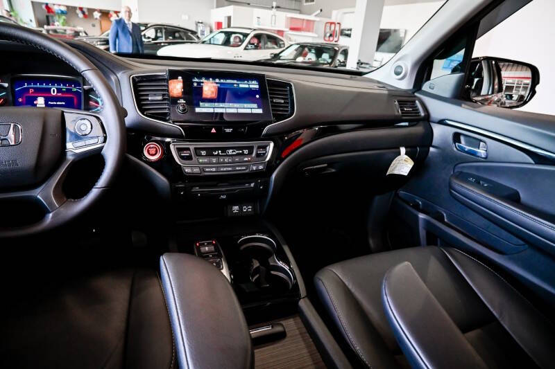 2022 Honda Pilot Touring w/Rear Captain's Chairs