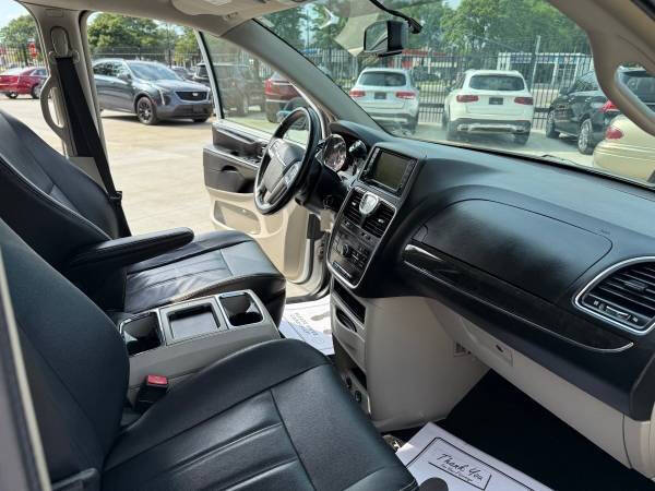 2014 Chrysler Town and Country Touring