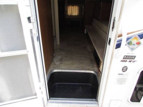 2013 Lance 1050S