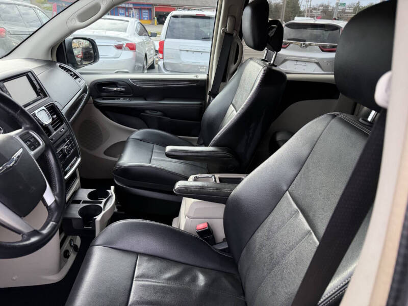 2013 Chrysler Town and Country Touring