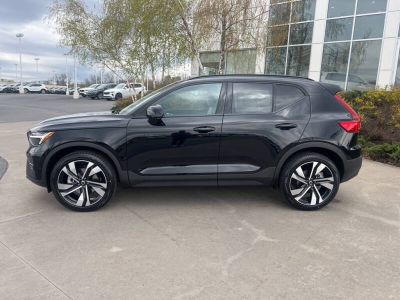 2025 Volvo XC40 B5 Ultra Dark Theme