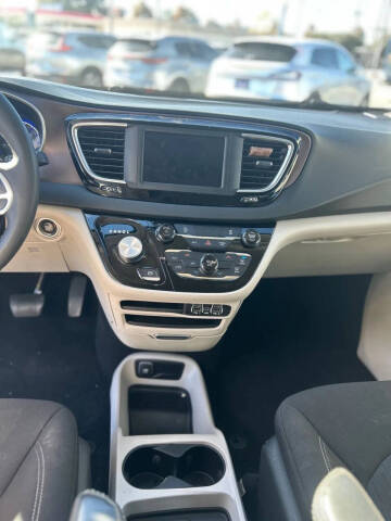 2023 Chrysler Voyager LX