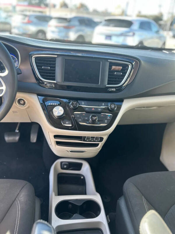 2023 Chrysler Voyager LX