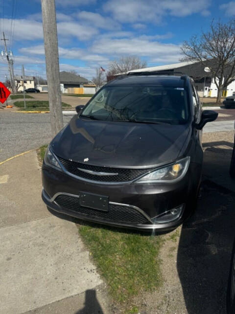 2017 Chrysler Pacifica for sale at Big Jack Auto Sales in Rock Island, IL