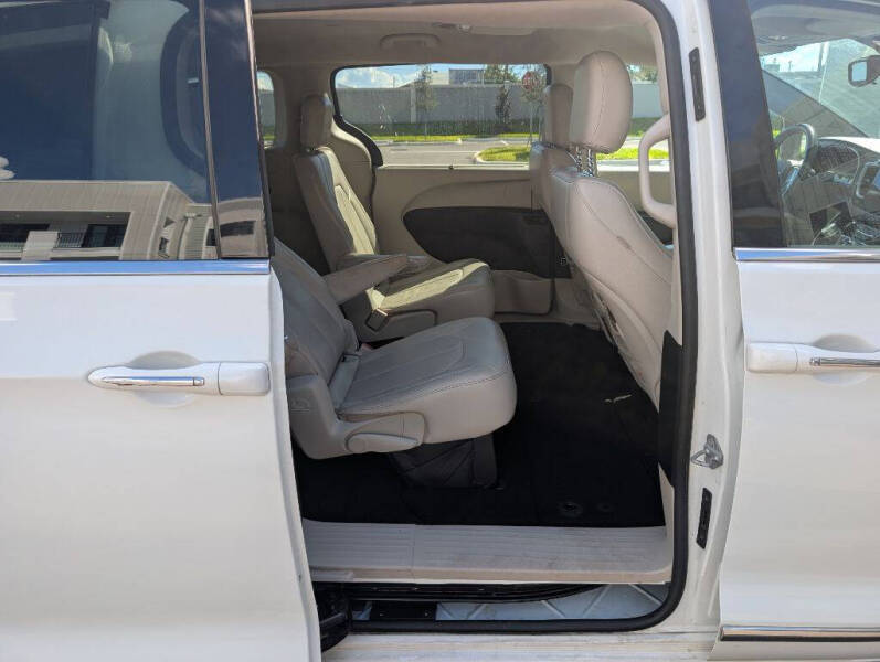 2017 Chrysler Pacifica Touring-L