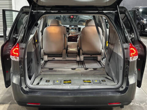 2013 Toyota Sienna XLE 8-Passenger
