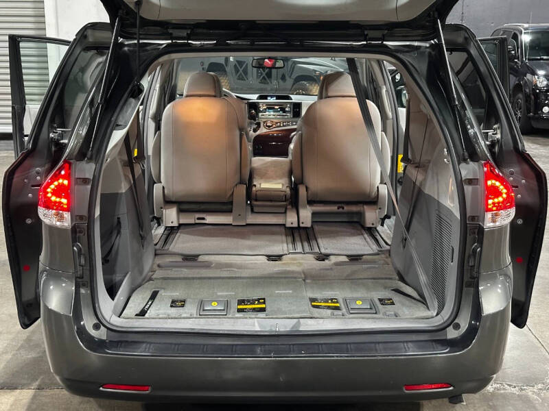 2013 Toyota Sienna XLE 8-Passenger