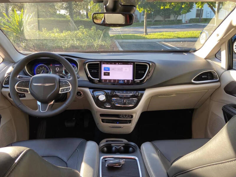 2022 Chrysler Pacifica Touring L