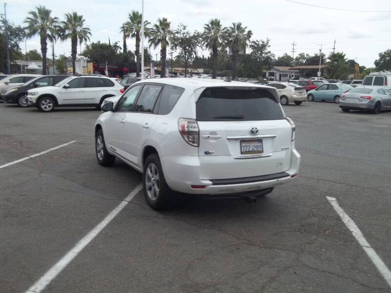 2013 Toyota RAV4 EV photo 12