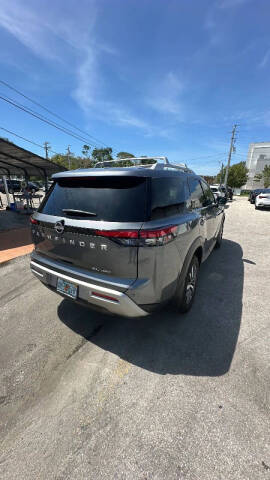 2025 Nissan Pathfinder SL