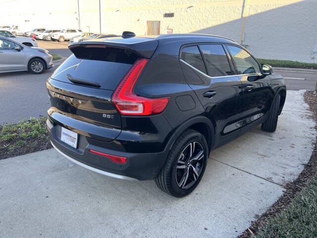 2025 Volvo XC40 B5 Core Bright Theme