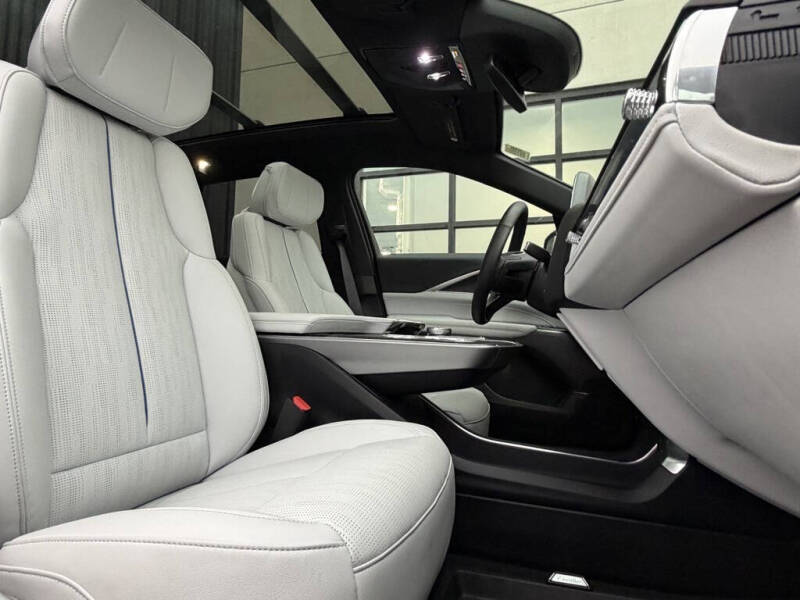 2025 Cadillac LYRIQ Luxury 1