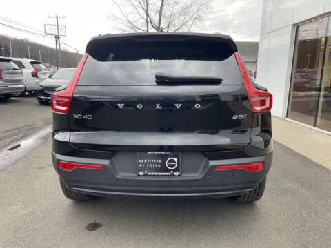 2025 Volvo XC40 B5 Plus Dark Theme