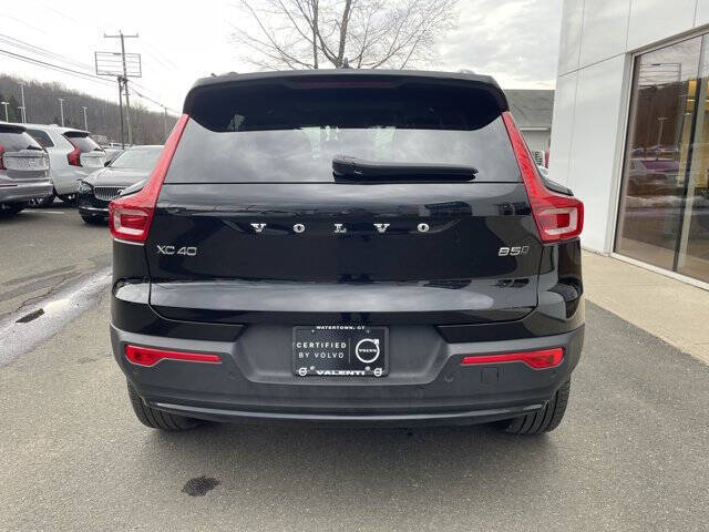 2025 Volvo XC40 B5 Plus Dark Theme