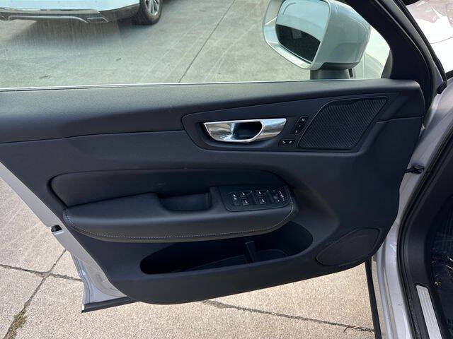 2023 Volvo XC60 B5 Ultimate Bright Theme