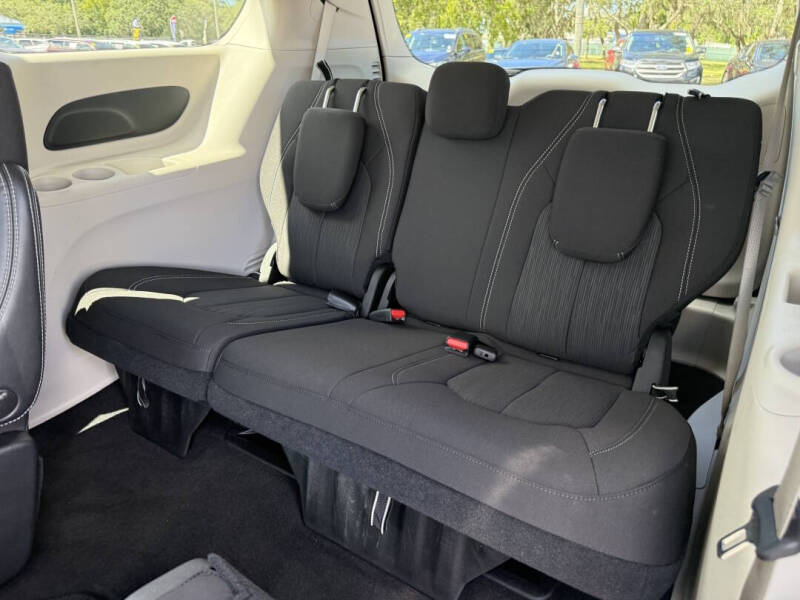 2023 Chrysler Voyager LX