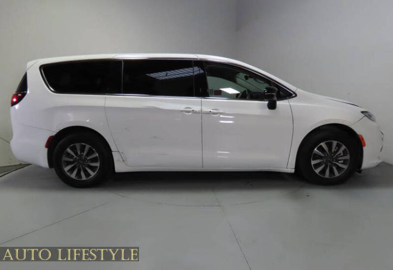 2024 Chrysler Pacifica Plug-In Hybrid S Appearance