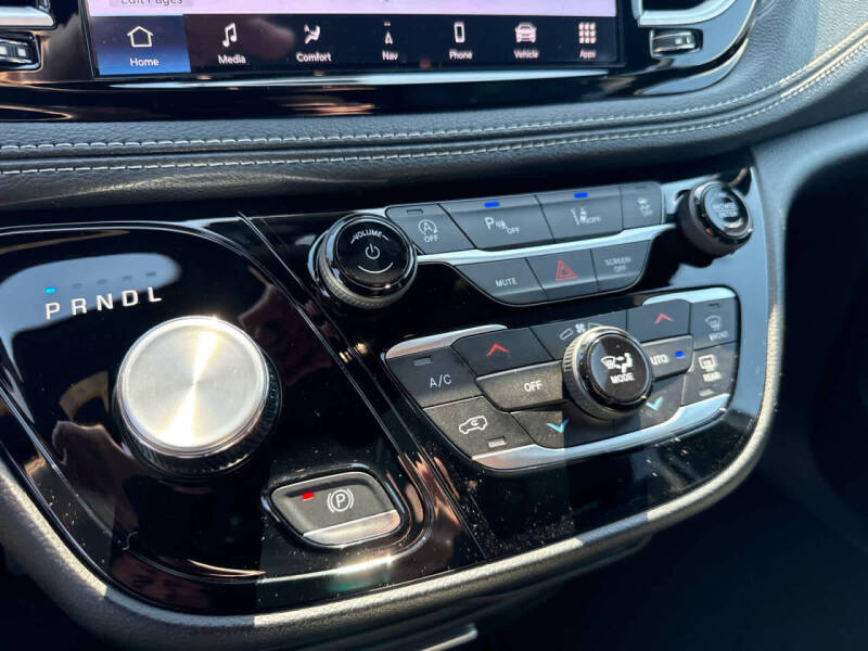2027 Chrysler Pacifica Select