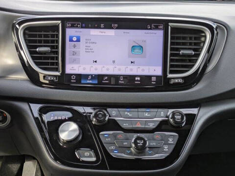 2025 Chrysler Voyager LX