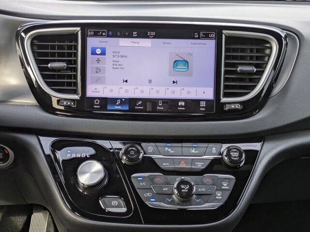 2025 Chrysler Voyager LX